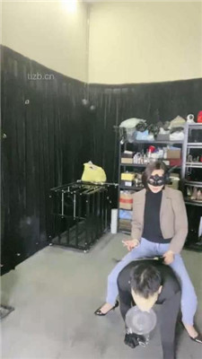 图片[2]_【高傲】狗笼圈养/骑马爬行/喂口水/鞭打/电击_绳艺库视频下载