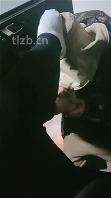 图片[3]-嗯哼】停车场-跪舔原味白袜脚-绳艺资源网