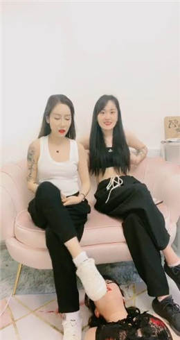 沐夏大大母狗给老子清理鞋底_绳艺库视频下载