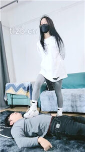 【幽魅】运动鞋白袜全体重踩地毯/白袜蹂躏狗脸_绳艺库视频下载