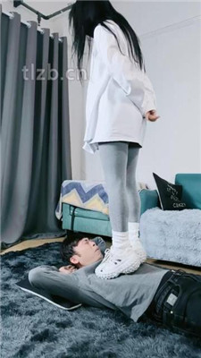 图片[3]-幽魅】运动鞋白袜全体重踩地毯/白袜蹂躏狗脸-绳艺资源网