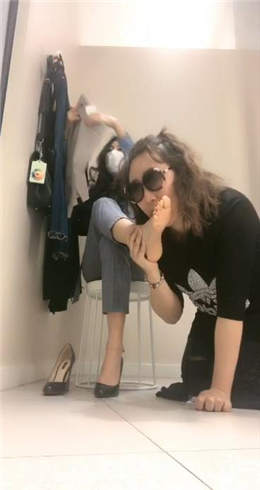 歌迪丝服装店骑母狗继续踩踏_绳艺库视频下载