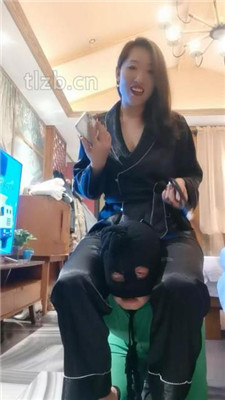 图片[3]-冷御女王】胯下遛狗/脚喂食/踩踏/品尝臭脚-绳艺资源网