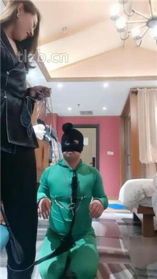 图片[6]-冷御女王】胯下遛狗/脚喂食/踩踏/品尝臭脚-绳艺资源网