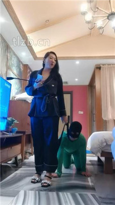 图片[4]-冷御女王】胯下遛狗/脚喂食/踩踏/品尝臭脚-绳艺资源网