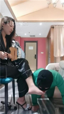 图片[8]-冷御女王】胯下遛狗/脚喂食/踩踏/品尝臭脚-绳艺资源网