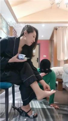 图片[7]-冷御女王】胯下遛狗/脚喂食/踩踏/品尝臭脚-绳艺资源网