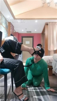 图片[11]-冷御女王】胯下遛狗/脚喂食/踩踏/品尝臭脚-绳艺资源网