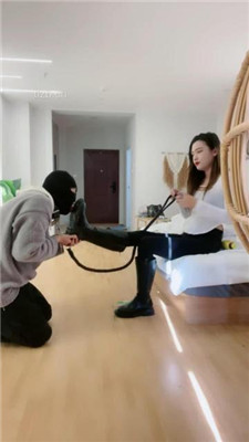 【琪琪美美子】调03年小奶狗-跪舔长靴/踩踏骑马/钻胯_绳艺库视频下载