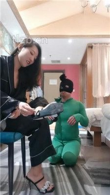 图片[10]-冷御女王】胯下遛狗/脚喂食/踩踏/品尝臭脚-绳艺资源网