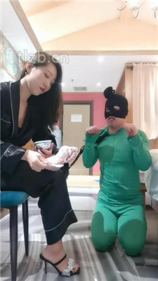 图片[15]-冷御女王】胯下遛狗/脚喂食/踩踏/品尝臭脚-绳艺资源网