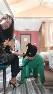图片[16]-冷御女王】胯下遛狗/脚喂食/踩踏/品尝臭脚-绳艺资源网