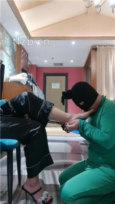 图片[17]-冷御女王】胯下遛狗/脚喂食/踩踏/品尝臭脚-绳艺资源网