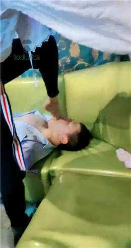 图片[1]-柒柒殿下 带素人姐姐KTV调教贱狗 走廊骑行店员围观-绳艺资源网