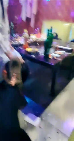 图片[1]-柒柒殿下 带素人姐姐KTV调教贱狗 走廊骑行店员围观-绳艺资源网