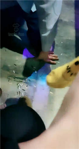 图片[1]-柒柒殿下 带素人姐姐KTV调教贱狗 走廊骑行店员围观-绳艺资源网