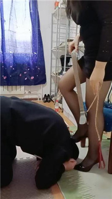 【平凡】圈养家奴-黑丝高跟恋足舔_绳艺库视频下载