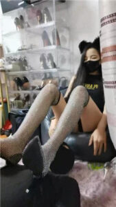 【皮皮】漂亮女郎-性感大长腿踩脚垫_绳艺库视频下载