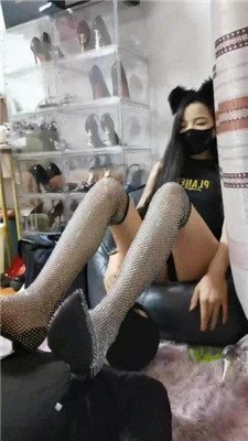 【皮皮】漂亮女郎-性感大长腿踩脚垫_绳艺库视频下载