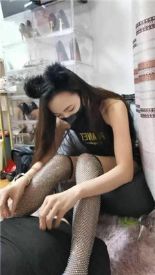 图片[2]-皮皮】漂亮女郎-性感大长腿踩脚垫-绳艺资源网