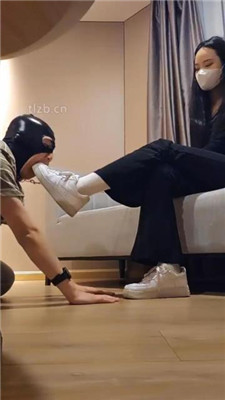 图片[2]-广州上头姐妹s】跪舔小白鞋白袜/踩踏/裸足插嘴-绳艺资源网