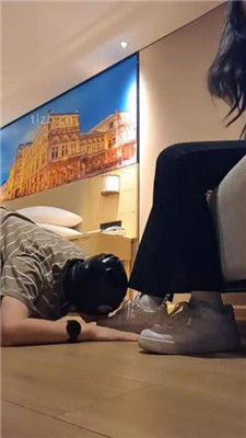 【广州上头姐妹s】跪舔小白鞋白袜/踩踏/裸足插嘴_绳艺库视频下载