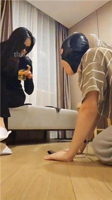 图片[14]-广州上头姐妹s】跪舔小白鞋白袜/踩踏/裸足插嘴-绳艺资源网