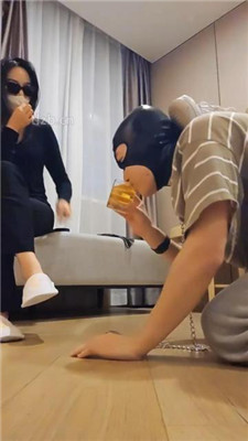 图片[15]-广州上头姐妹s】跪舔小白鞋白袜/踩踏/裸足插嘴-绳艺资源网