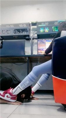 图片[2]-小妮】网吧-电竞桌底甘愿做奴完整版】-绳艺资源网