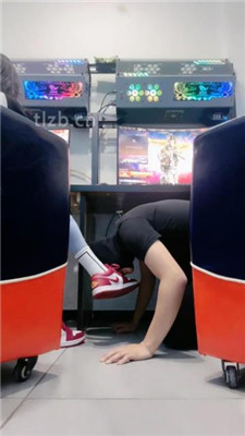 【小妮】网吧-电竞桌底甘愿做奴【完整版】_绳艺库视频下载