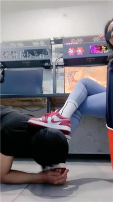 图片[5]-小妮】网吧-电竞桌底甘愿做奴完整版】-绳艺资源网