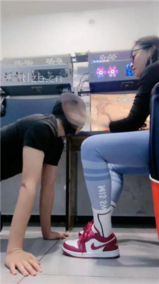 图片[4]-小妮】网吧-电竞桌底甘愿做奴完整版】-绳艺资源网