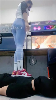 图片[8]-小妮】网吧-电竞桌底甘愿做奴完整版】-绳艺资源网