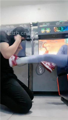 图片[7]-小妮】网吧-电竞桌底甘愿做奴完整版】-绳艺资源网