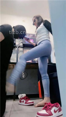 图片[16]-小妮】网吧-电竞桌底甘愿做奴完整版】-绳艺资源网