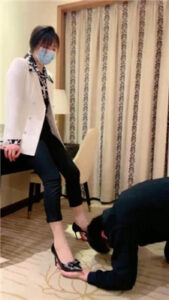 【丹祖宗】御姐S-高跟踩踏/提档/近距离舔肉丝脚_绳艺库视频下载