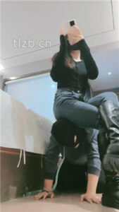 【妮蔻】长靴踩狗头/人肉座椅/踩踏/舔脏鞋底/闻鞋闻白袜_绳艺库视频下载