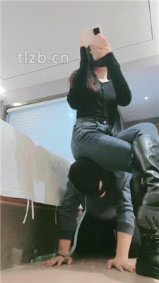 【妮蔻】长靴踩狗头/人肉座椅/踩踏/舔脏鞋底/闻鞋闻白袜_绳艺库视频下载