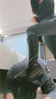 图片[4]-妮蔻】长靴踩狗头/人肉座椅/踩踏/舔脏鞋底/闻鞋闻白袜-绳艺资源网