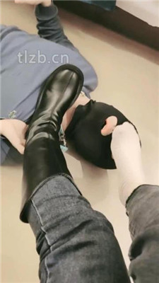 图片[11]-妮蔻】长靴踩狗头/人肉座椅/踩踏/舔脏鞋底/闻鞋闻白袜-绳艺资源网