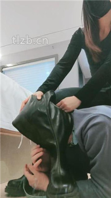 图片[12]-妮蔻】长靴踩狗头/人肉座椅/踩踏/舔脏鞋底/闻鞋闻白袜-绳艺资源网