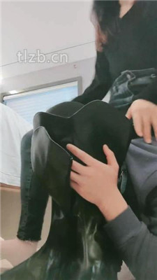 图片[13]-妮蔻】长靴踩狗头/人肉座椅/踩踏/舔脏鞋底/闻鞋闻白袜-绳艺资源网