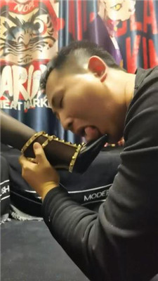 图片[2]-丝温】跪舔铆钉高跟黑丝/臭脚喂食/骑马转胯踩踏-绳艺资源网