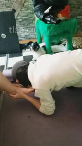 【哈市77s】跪舔高跟臭脚丫_绳艺库视频下载