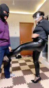 【佳琪女王】提档/舔脏鞋底/骑马/踩踏_绳艺库视频下载