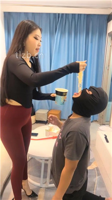 【猫爷】喂食圣水泡面/鞭打/转胯/舔脏鞋/抽耳光_绳艺库视频下载