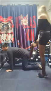 【丝温】狂抽耳光/鞭打/黑丝脚踩踏_绳艺库视频下载