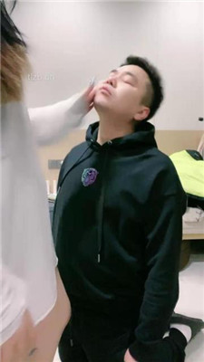 【小羊】跪舔白棉袜/提档/臭脚捂脸/踩踏/胯下辱_绳艺库视频下载