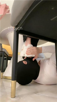 【亚兮】桌底狂舔脏鞋臭袜/坐脸窒息_绳艺库视频下载