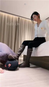 【孤傲女帝】长靴踩踏/重度踢踹/白袜蹂躏/腿绞转胯【双视角版】_绳艺库视频下载